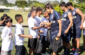 Romero, Camacho e Vilson cumprimentam crianas durante o treino do CT antes da partida contra Audax