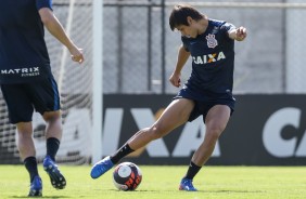 Romero chutando a bola durante treino no CT Joaquim Grava