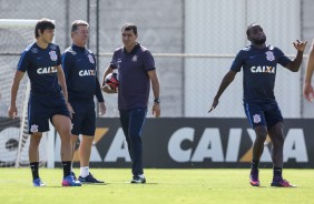 Romero, Mendoza e comisso tcnica durante treino no CT Joaquim Grava