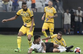 Turco Kazim, ao chão, disputando a bola contra o Novorizontino na Arena