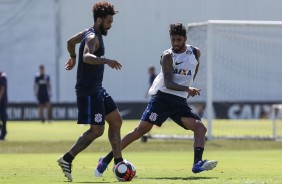 Vilson marcando Cristian durante treino no CT Joaquim Grava