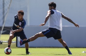 Vilson marcando Jadson durante treino no CT Joaquim Grava