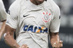 Zagueiro Pablo vibra aps marcar o gol da vitria contra o Novorizontino