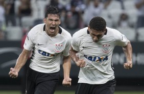 Zagueiros Pablo e Balbuena comemorando o gol contra o Novorizontino