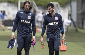Cássio e Vidotto caminham no gramado durante preparação para o clássico contra o Palmeiras
