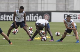Jogadores fazem aquecimento no treino do Corinthians no CT Joaquim Grava