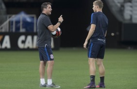 Auxiliar Osmar Loss conversa com meia Marlone durante treino na Arena antes do Dérbi