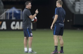 Auxiliar Osmar Loss conversa com meia Marlone durante treino na Arena antes do Drbi