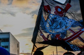 Bandeira no treino do Corinthians na Arena