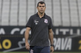 Fábio Carille caminha no gramado durante treino aberto à torcida