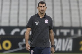 Fbio Carille caminha no gramado durante treino aberto  torcida