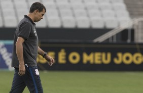 Fábio Carille caminha pensativo no gramado da Arena em último treino antes do Dérbi