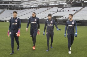 Goleiros caminham pelo gramado da Arena durante treino aberto