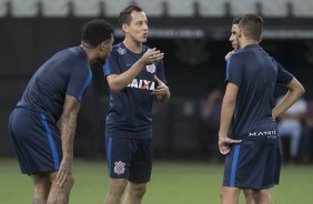 Jogadores conversam durante treino aberto na Arena