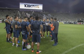 Jogadores e comissão técnica reunidos durante treino aberto na Arena