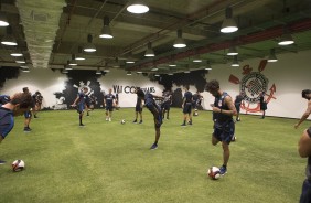 Jogadores se aquecendo na Arena antes de irem para o gramado