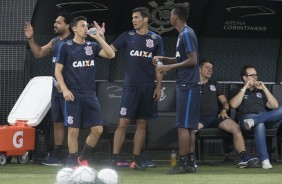 Jogadores se hidratando durante treino aberto na Arena Corinthians