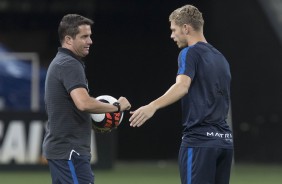 Osmar Loss e Marlone conversam durante treino na Arena