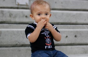 Pequeno torcedor na Arena Corinthians durante treino aberto