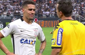 Gabriel foi punido com cartão amarelo após falta cometida por Maycon
