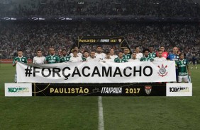 Jogadores com mensagem de apoio a Camacho antes do Clássico
