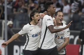 Rodriguinho, Romero e Jô comemorando gol no clássico contra o Palmeiras