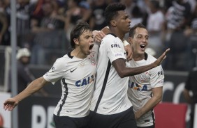 Rodriguinho, Romero e J comemorando gol no clssico contra o Palmeiras