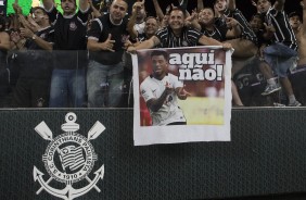 Torcedores fazendo a festa na Arena Corinthians em dia de Clássico
