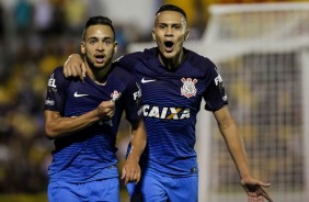 Maycon e Léo Jabá se abraçam para comemorar o gol do meia contra o Mirassol