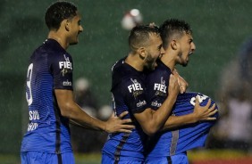 Jogadores vibram muito com o gol o garoto Pedro Henrique