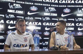 Gabriel rindo de Maycon com sua mscara
