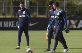 Goleiros do Timo caminham pelo gramado