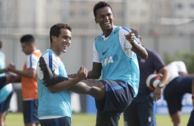 Jadson ajudando J a se alongar durante treino no CT