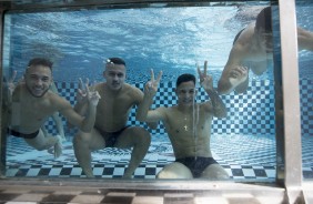 Jogadores do Timo embaixo d'gua na piscina do CT