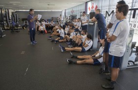 Jogadores ouvem com ateno a palestra do tcnico Fbio Carille no CT