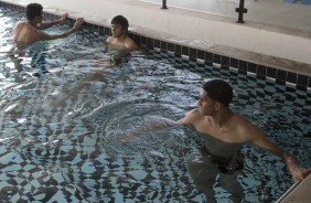 Jogadores relaxam na piscina do CT