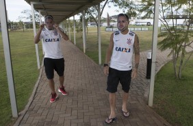 Maycon e Gabriel caminhando pelo CT de mscara