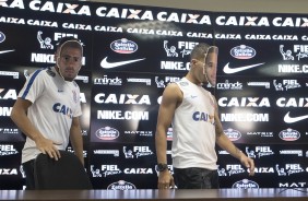 Maycon e Gabriel deixam a coletiva de mscara