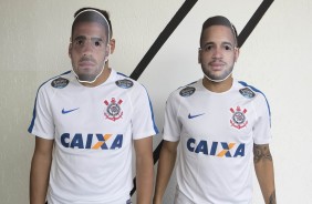 Maycon e Gabriel vestindo suas mscaras