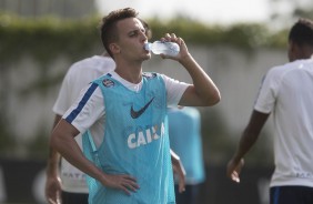 Rodrigo Figueiredo se hidrata durante atividade no CT