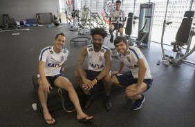 Rodriguinho, Cristian e Romero posam para foto na academia do CT