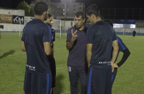 Carille conversa com quarteto defensivo do Timão