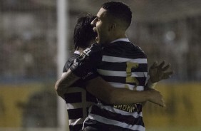 Abrao entre Gabriel e Romero para comemorar a classificao contra o Brusque, na Copa do Brasil