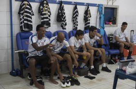 Antes do jogo contra o Brusque, os jogadores aguardam no vestiário do estádio Augusto Bauer