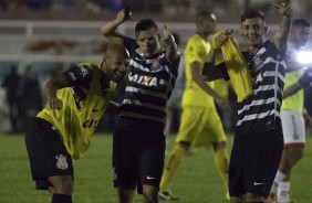 Arana e Mantuan comemoram classificao nos pnaltis diante do Brusque, pela Copa do Brasil