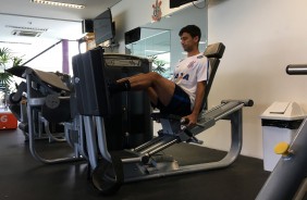 Camacho faz exercícios para as pernas na academia