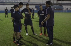Carille e jogadores durante treino no estádio Augusto Bauer, em Brusque