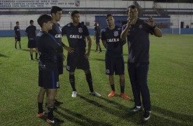 Carille fala com os jogadores durante treino em Brusque