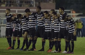 Elenco reunido no meio campo para disputa das penalidades contra o Brusque