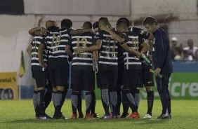 Elenco se abraa em partida contra o Brusque pela Copa do Brasil